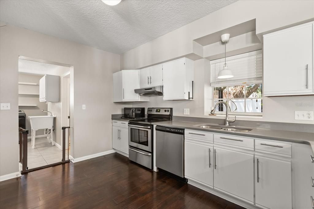 For Sale: $550,000 (3 beds, 2 baths, 1668 Square Feet)