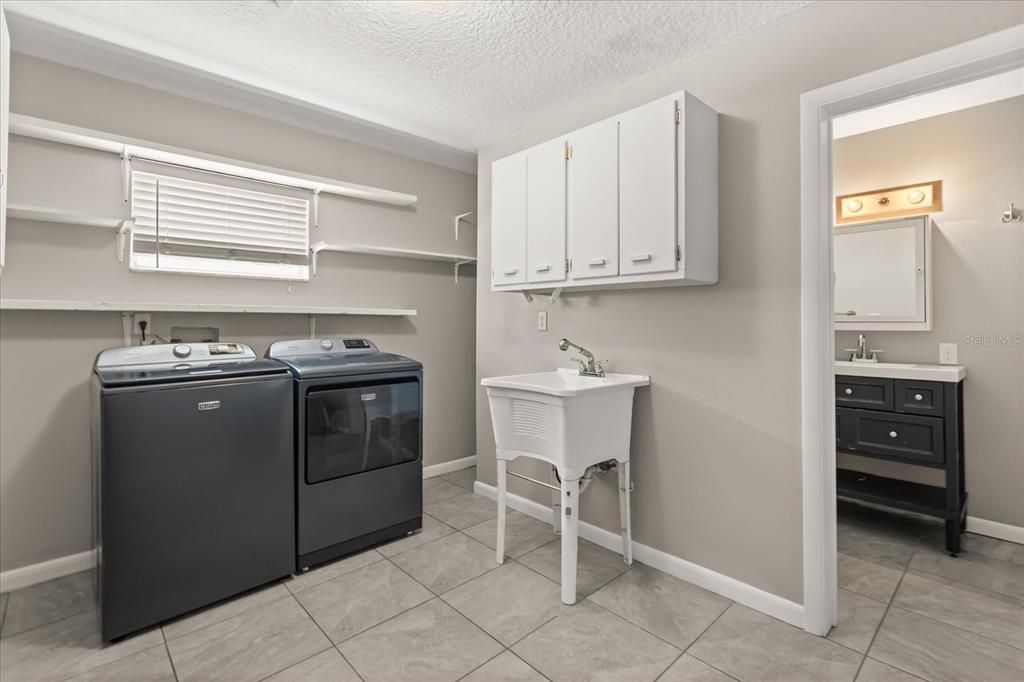 For Sale: $550,000 (3 beds, 2 baths, 1668 Square Feet)