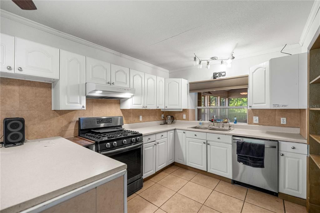 В аренду: $1,800 (3 спален, 2 ванн, 1673 Квадратных фут)