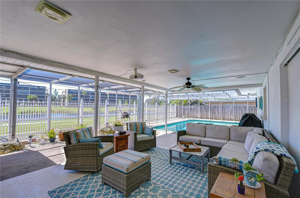 En Venta: $699,000 (3 camas, 3 baños, 2068 Pies cuadrados)