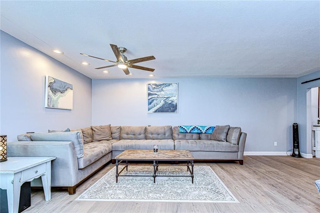 En Venta: $699,000 (3 camas, 3 baños, 2068 Pies cuadrados)