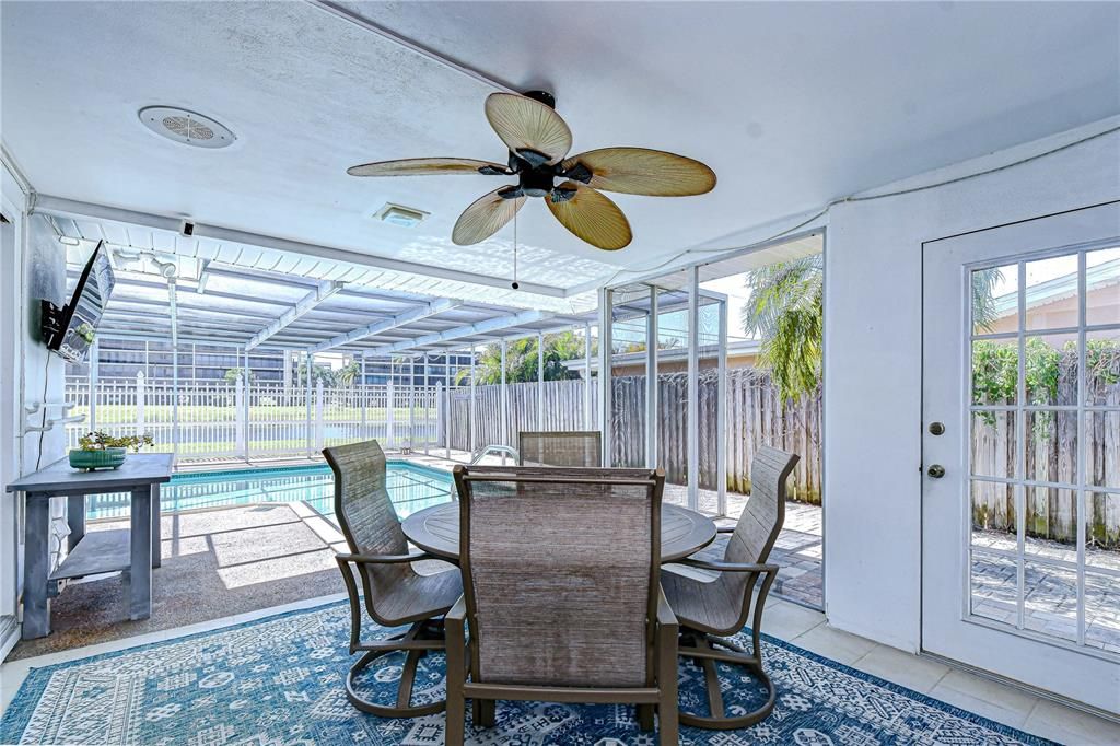 En Venta: $699,000 (3 camas, 3 baños, 2068 Pies cuadrados)