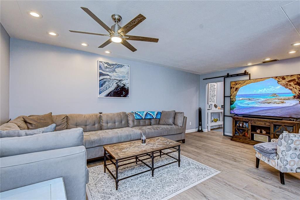 En Venta: $699,000 (3 camas, 3 baños, 2068 Pies cuadrados)