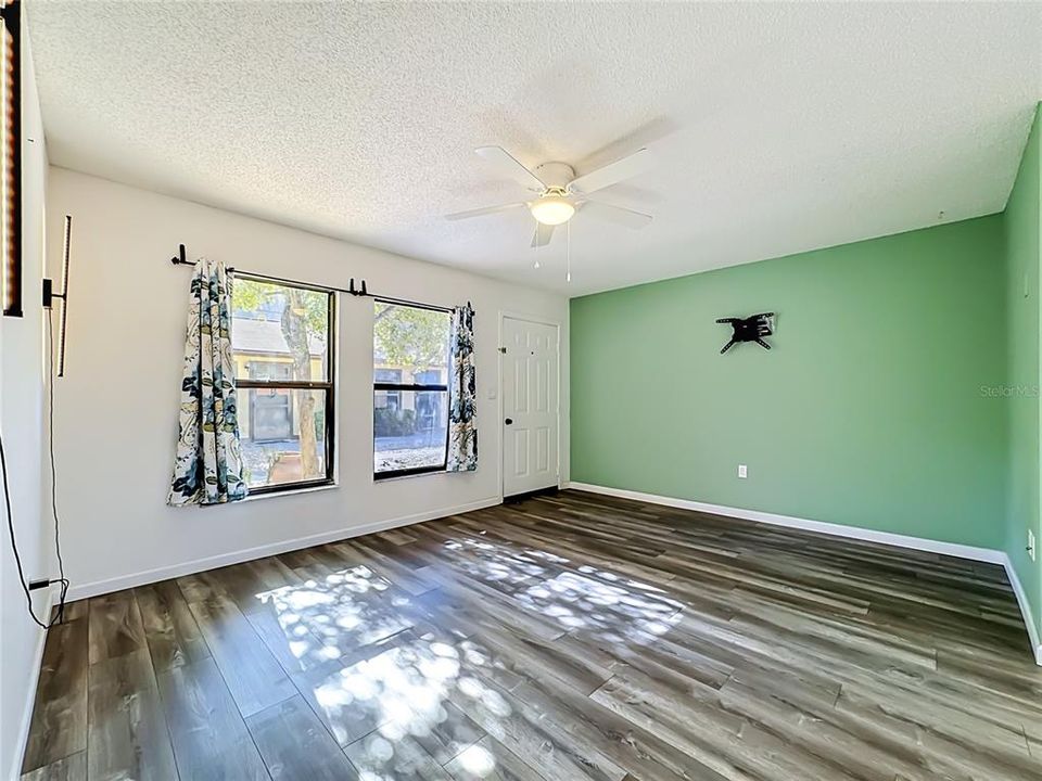 For Sale: $169,900 (2 beds, 2 baths, 864 Square Feet)