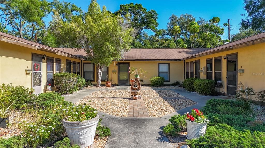 For Sale: $169,900 (2 beds, 2 baths, 864 Square Feet)