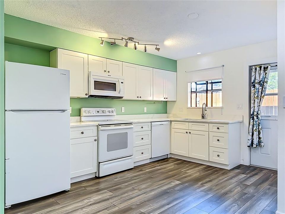 For Sale: $169,900 (2 beds, 2 baths, 864 Square Feet)
