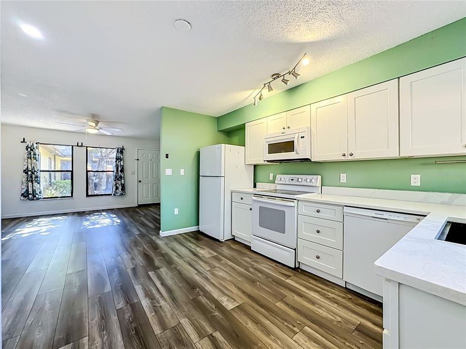For Sale: $169,900 (2 beds, 2 baths, 864 Square Feet)