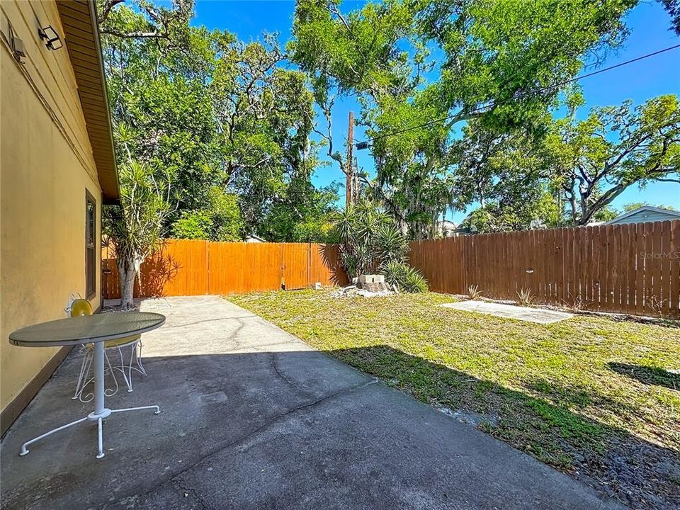 For Sale: $169,900 (2 beds, 2 baths, 864 Square Feet)