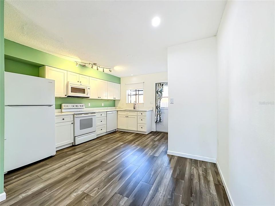 For Sale: $169,900 (2 beds, 2 baths, 864 Square Feet)