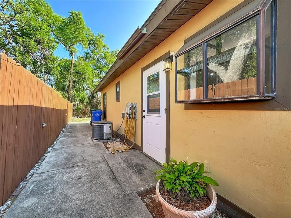 For Sale: $169,900 (2 beds, 2 baths, 864 Square Feet)