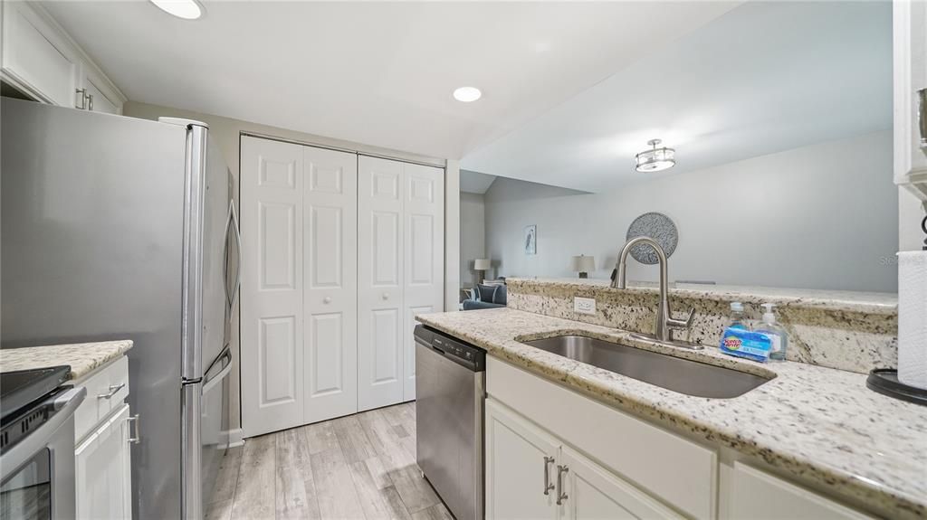 For Sale: $375,000 (2 beds, 2 baths, 1230 Square Feet)