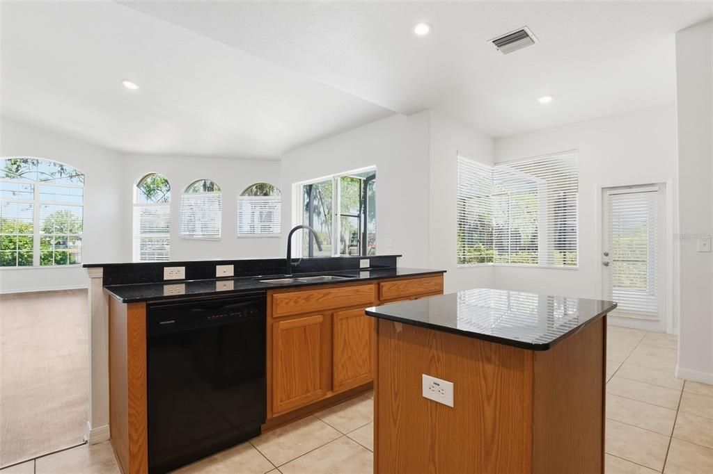 Activo con contrato: $509,900 (4 camas, 2 baños, 2765 Pies cuadrados)