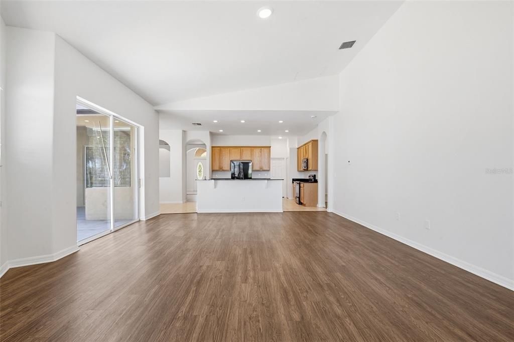 Activo con contrato: $509,900 (4 camas, 2 baños, 2765 Pies cuadrados)