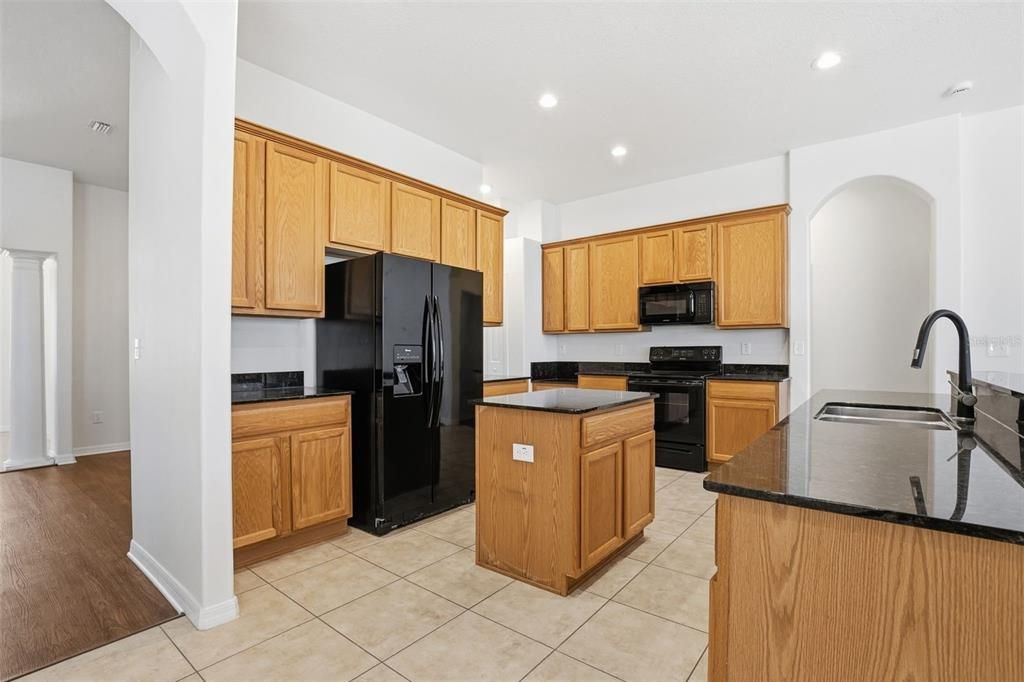 Activo con contrato: $509,900 (4 camas, 2 baños, 2765 Pies cuadrados)