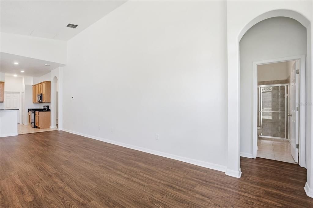 Activo con contrato: $509,900 (4 camas, 2 baños, 2765 Pies cuadrados)