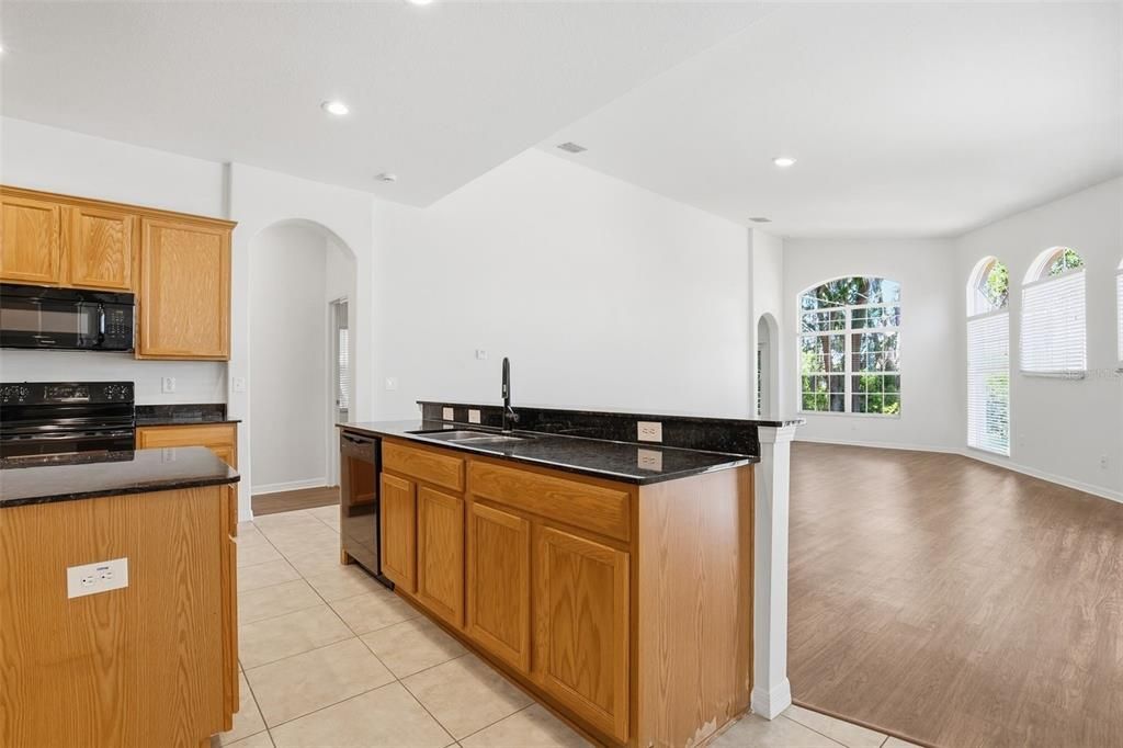 Activo con contrato: $509,900 (4 camas, 2 baños, 2765 Pies cuadrados)