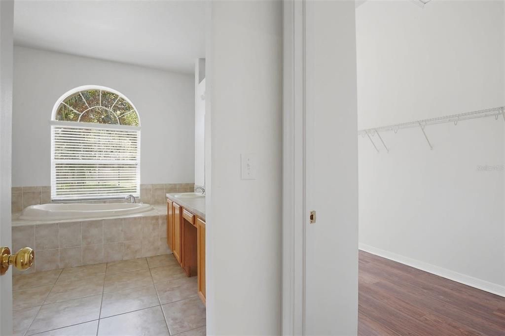 Activo con contrato: $509,900 (4 camas, 2 baños, 2765 Pies cuadrados)
