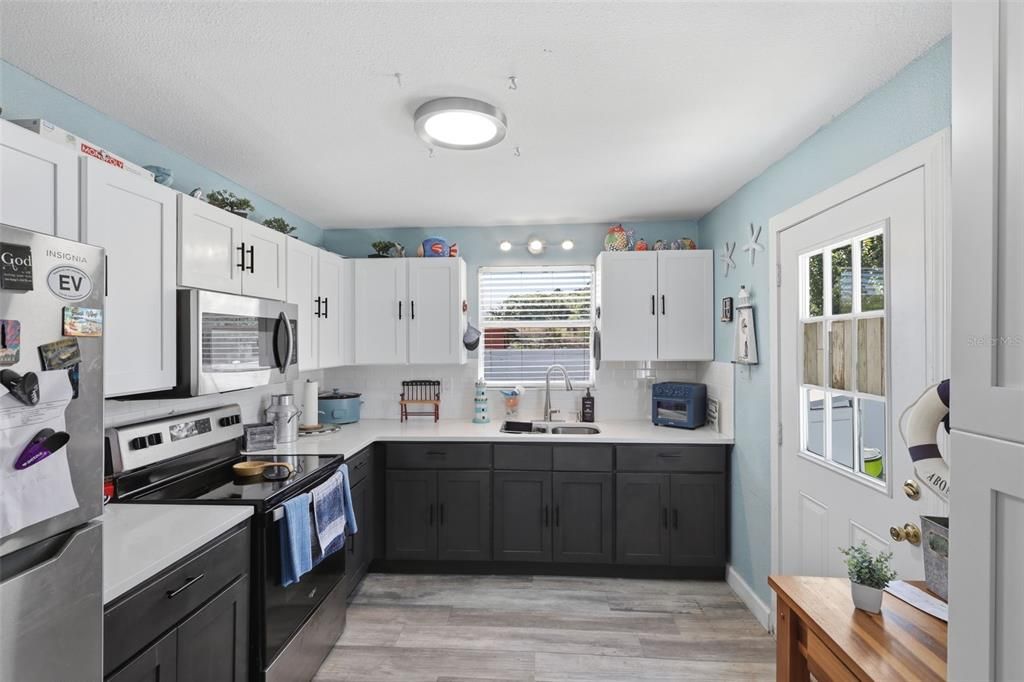 For Sale: $188,000 (2 beds, 1 baths, 816 Square Feet)