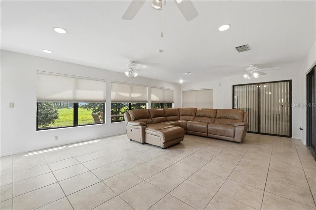 For Sale: $325,000 (3 beds, 2 baths, 3261 Square Feet)