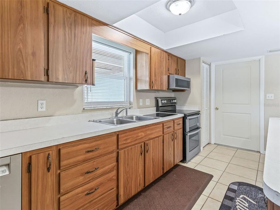 Active With Contract: $229,900 (3 beds, 2 baths, 1579 Square Feet)