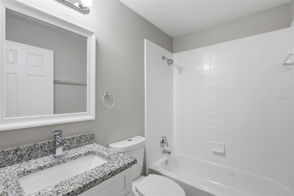 На продажу: $234,999 (2 спален, 2 ванн, 886 Квадратных фут)