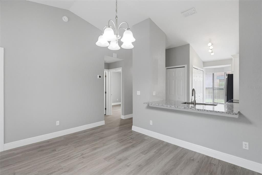 На продажу: $234,999 (2 спален, 2 ванн, 886 Квадратных фут)