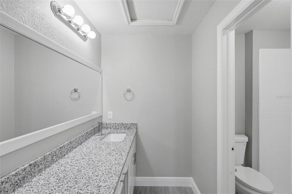 На продажу: $234,999 (2 спален, 2 ванн, 886 Квадратных фут)