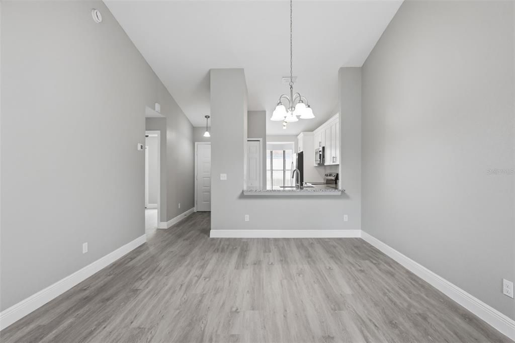 На продажу: $234,999 (2 спален, 2 ванн, 886 Квадратных фут)
