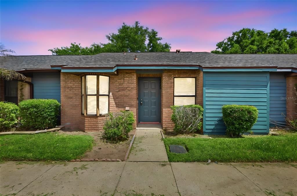 На продажу: $234,999 (2 спален, 2 ванн, 886 Квадратных фут)