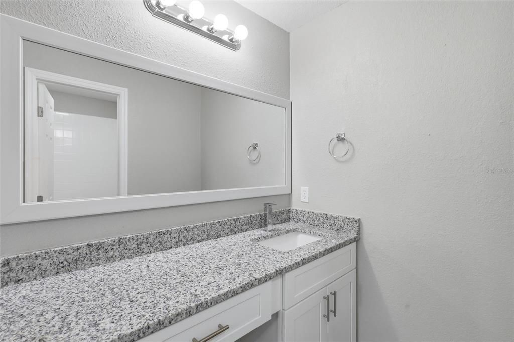 На продажу: $234,999 (2 спален, 2 ванн, 886 Квадратных фут)