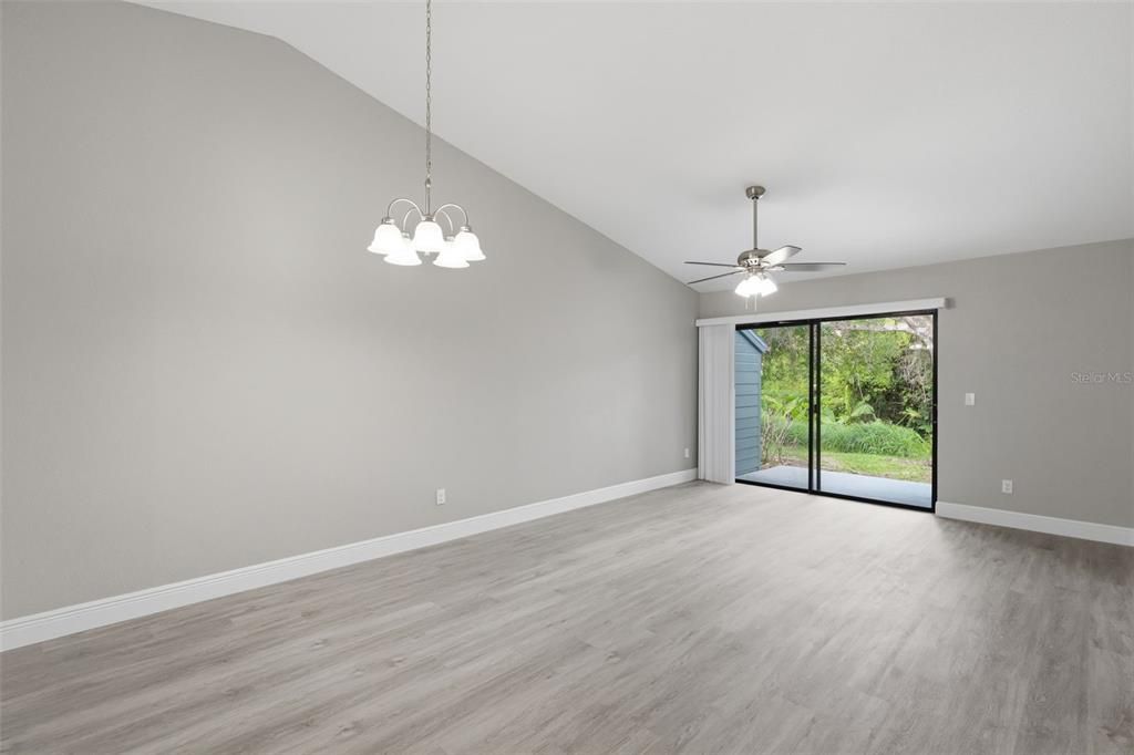 На продажу: $234,999 (2 спален, 2 ванн, 886 Квадратных фут)