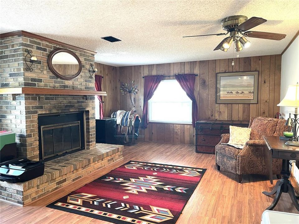 На продажу: $225,000 (2 спален, 2 ванн, 1860 Квадратных фут)
