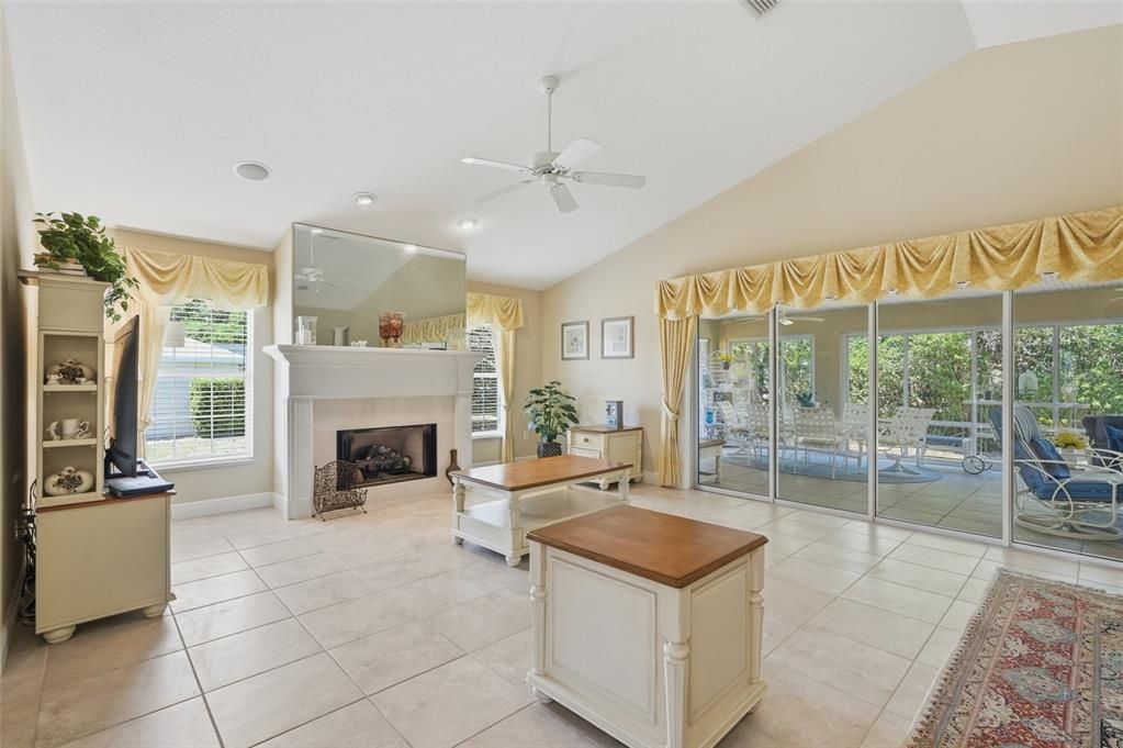 Activo con contrato: $352,000 (3 camas, 2 baños, 1954 Pies cuadrados)