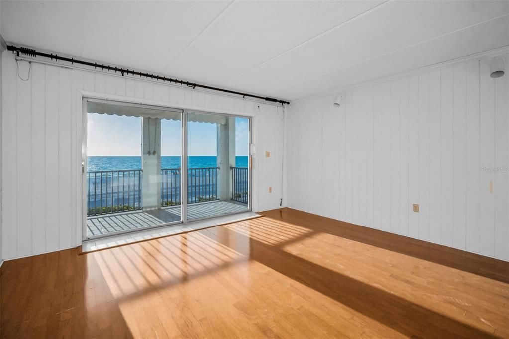 合同活跃: $695,000 (3 贝兹, 2 浴室, 1358 平方英尺)