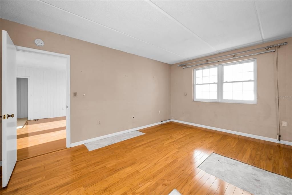 合同活跃: $695,000 (3 贝兹, 2 浴室, 1358 平方英尺)