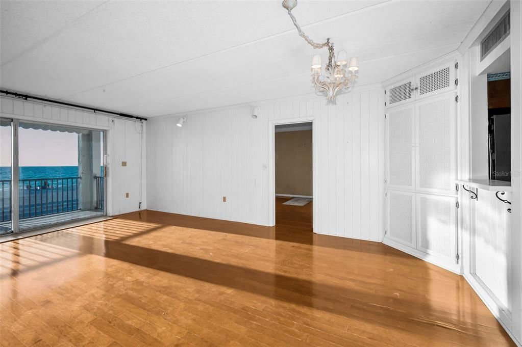 合同活跃: $695,000 (3 贝兹, 2 浴室, 1358 平方英尺)