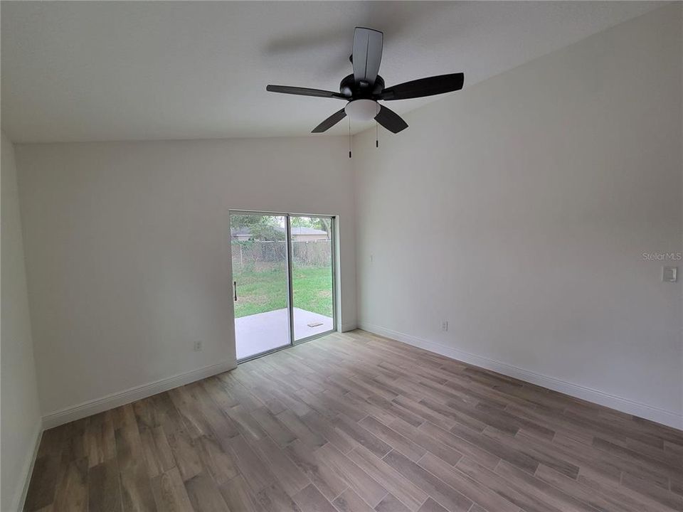 Activo con contrato: $359,000 (3 camas, 2 baños, 1435 Pies cuadrados)