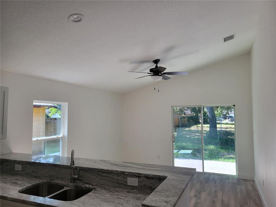 Activo con contrato: $359,000 (3 camas, 2 baños, 1435 Pies cuadrados)