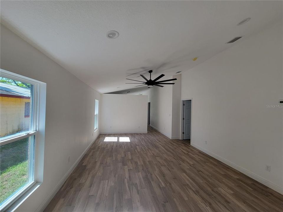 Activo con contrato: $359,000 (3 camas, 2 baños, 1435 Pies cuadrados)