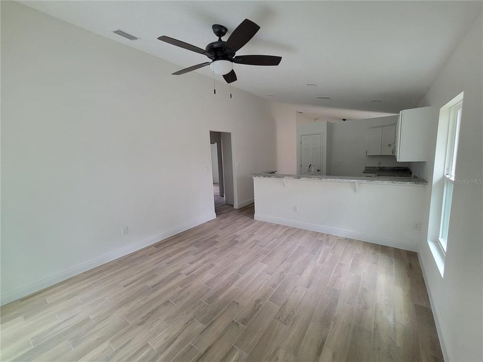 Activo con contrato: $359,000 (3 camas, 2 baños, 1435 Pies cuadrados)