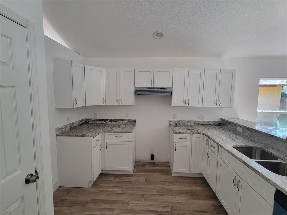 Activo con contrato: $359,000 (3 camas, 2 baños, 1435 Pies cuadrados)