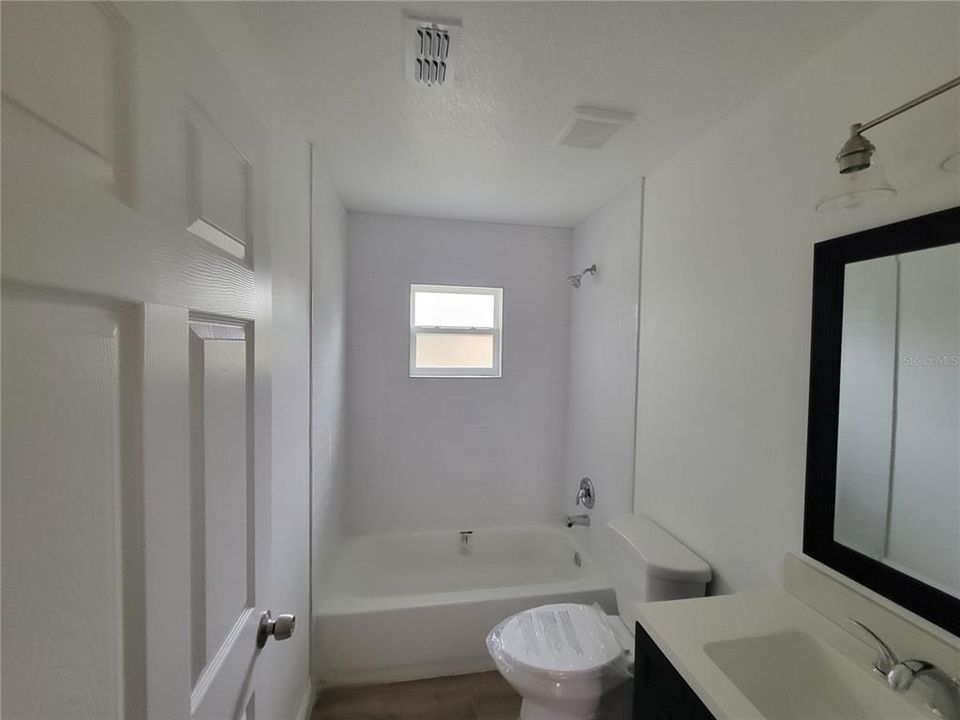 Activo con contrato: $359,000 (3 camas, 2 baños, 1435 Pies cuadrados)