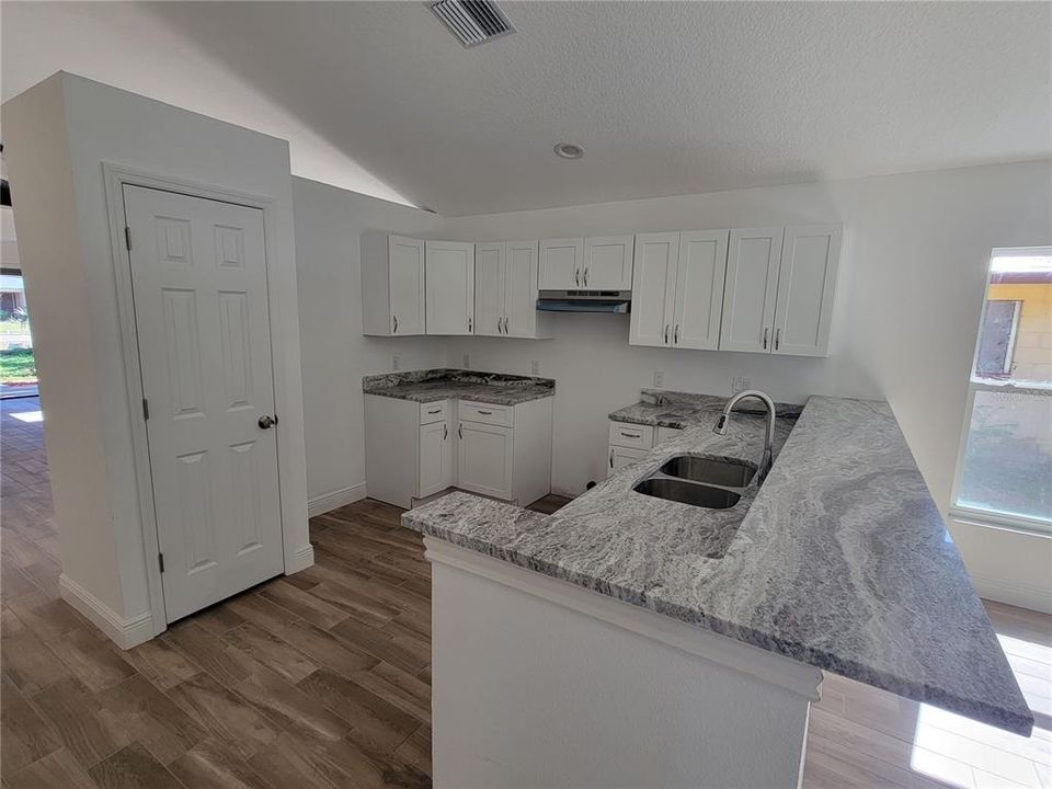Activo con contrato: $359,000 (3 camas, 2 baños, 1435 Pies cuadrados)