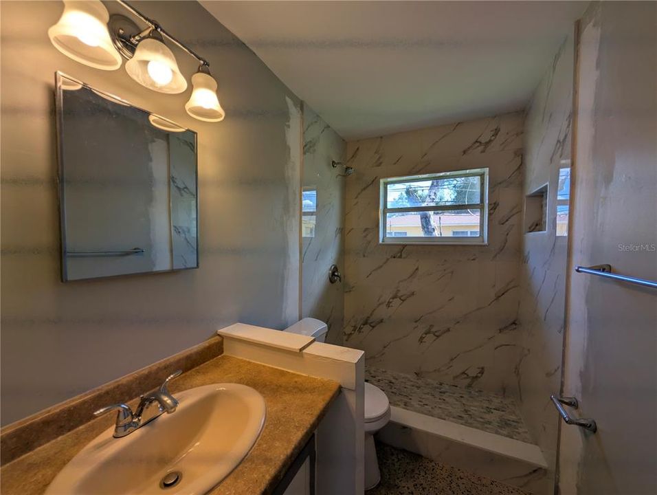 Activo con contrato: $1,400 (2 camas, 1 baños, 2028 Pies cuadrados)