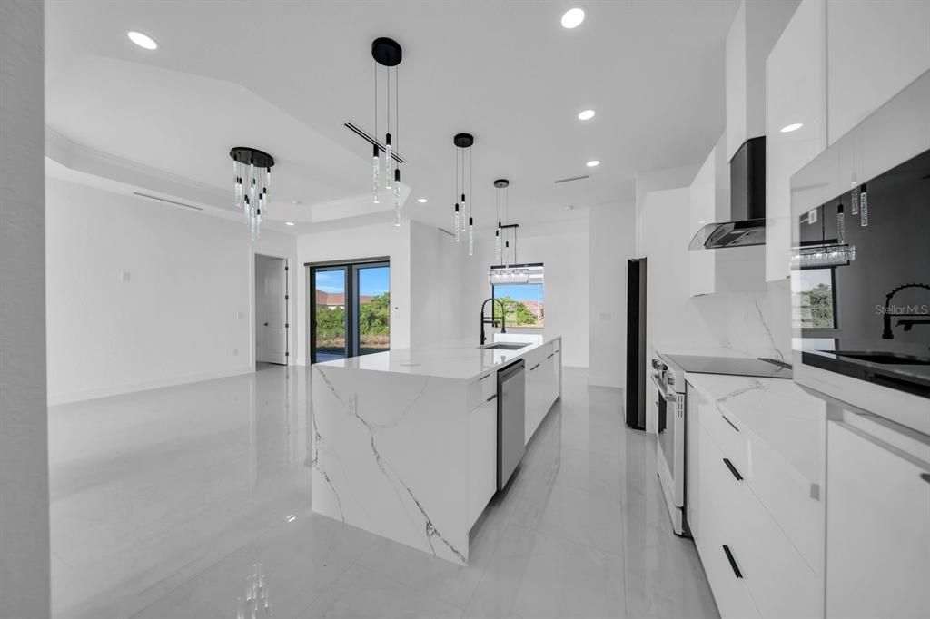 На продажу: $374,900 (3 спален, 2 ванн, 1650 Квадратных фут)