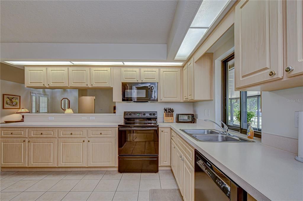 Activo con contrato: $565,000 (3 camas, 2 baños, 1707 Pies cuadrados)