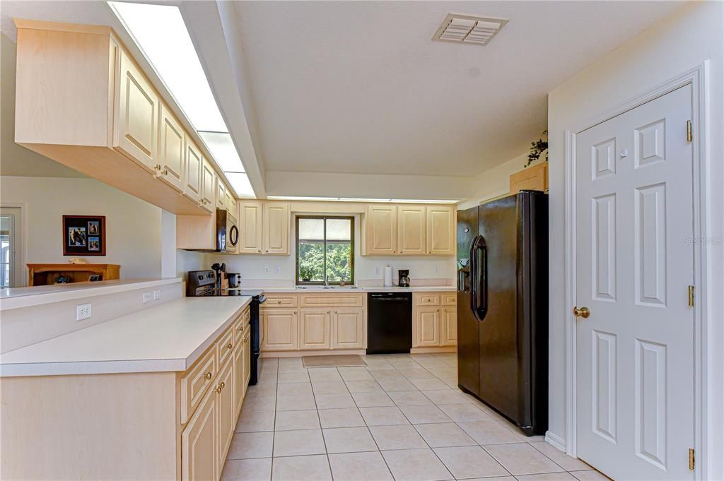 Activo con contrato: $565,000 (3 camas, 2 baños, 1707 Pies cuadrados)