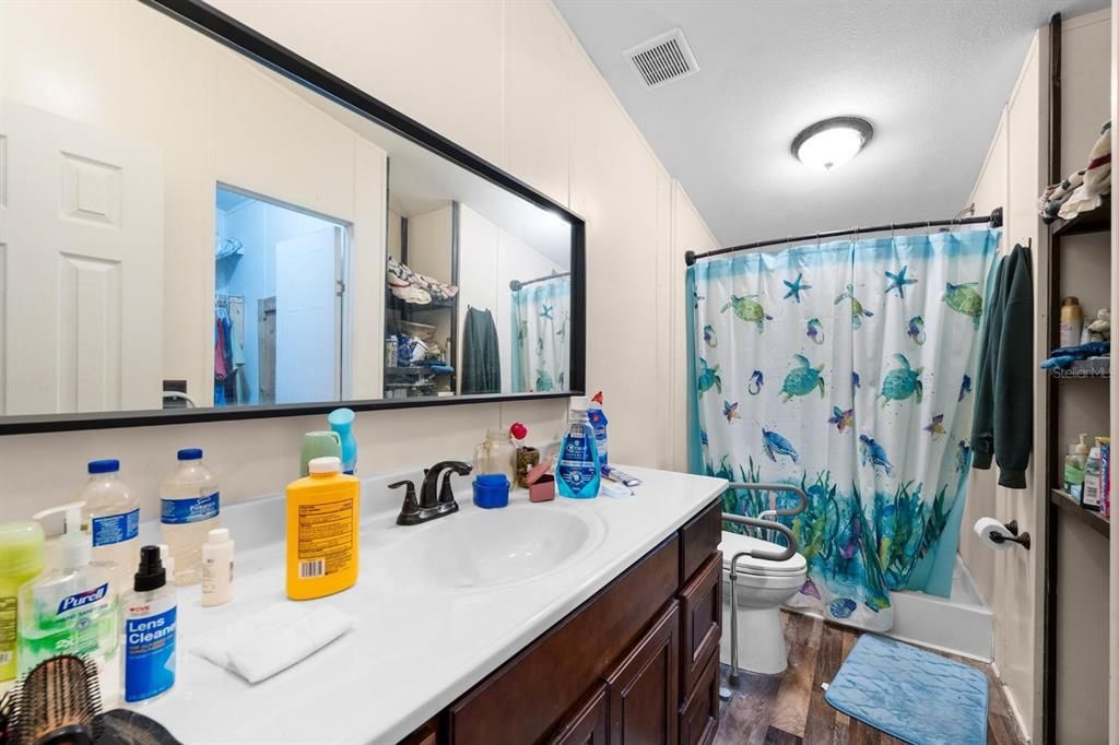 En Venta: $299,000 (4 camas, 2 baños, 1296 Pies cuadrados)
