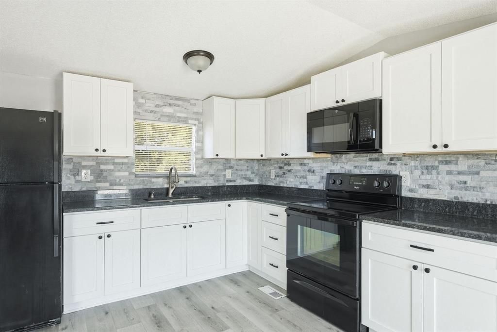 Active With Contract: $185,000 (2 beds, 1 baths, 644 Square Feet)