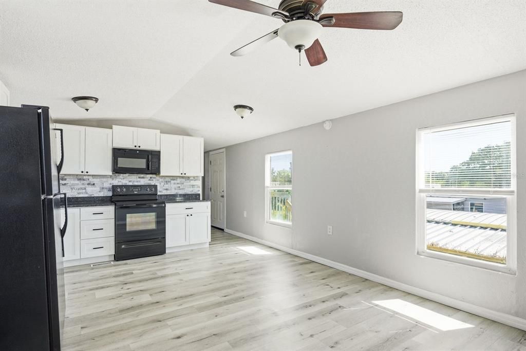 Active With Contract: $185,000 (2 beds, 1 baths, 644 Square Feet)